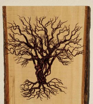 Kunst-Skulptur - Completeness – Baumskulptur aus Kupferdraht auf rustikalem Holzbrett