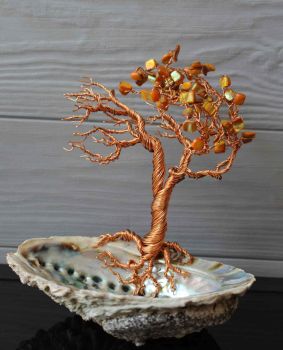 Kunst-Skulptur - Light Shell - Kupferdraht-Baum in einer Muschel verwurzelt, mit Perlmutt Steinen