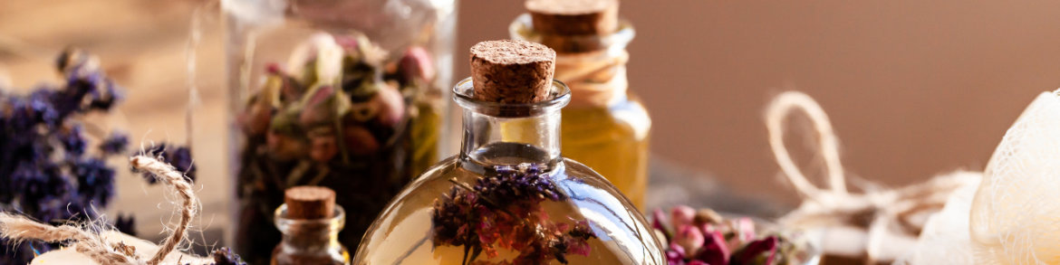 Mit Kräutern aromatisierte Öle für die Aromatherapie Mit Kräutern aromatisierte Öle für Aromatherapie